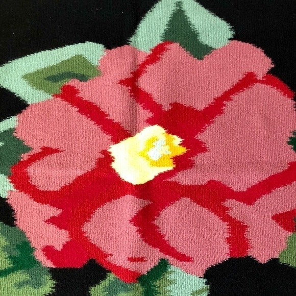 Area wool floral rug with tassel details w/bold colors - Picture 2 of 5